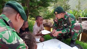 Bagi Keceriaan, Satgas Yonif MR 412 Kostrad Ajak Anak Lanny Jaya Bermain dan Bernyanyi