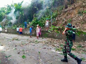 Satgas Yonarhanud 11/WBY Gelar Karya Bakti di Desa Lapiaso Waiheru