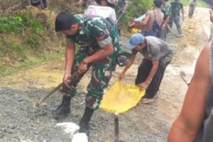 Satgas Yonif 144/JY Bersama Warga Perbaiki Jalan Rusak di Perbatasan