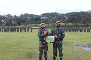 Danpussenarmed Berikan Penghargaan Kepada Prajurit Berprestasi Yonarmed 17/ Komposit Kodam IM