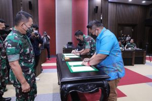 TNI AD Gandeng PT. Kimia Farma Salurkan Vaksin dan Sembako