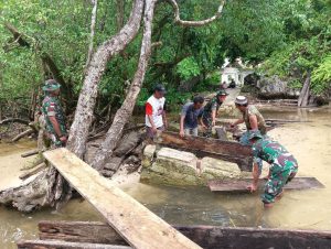 Perbaiki Jembatan Yang Rusak di Negeri Saleman, Anggota Pos Ramil Saleman Tetap Bersemangat Dalam Bekerja