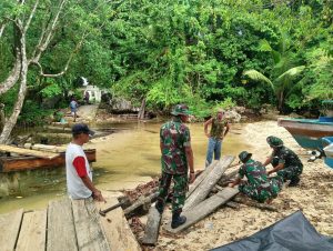 Perbaiki Jembatan Yang Rusak di Negeri Saleman, Anggota Pos Ramil Saleman Tetap Bersemangat Dalam Bekerja