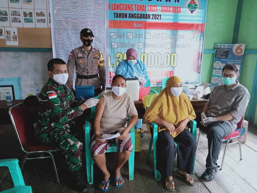 Sinergitas Satgas Yonif 144/JY Vaksinasi Covid-19 di Pulau Terpencil Perbatasan