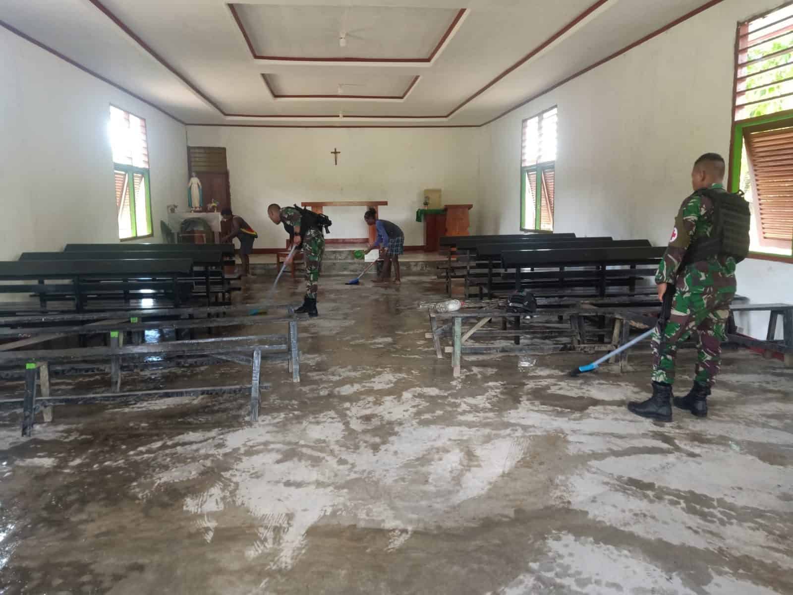 Pererat Silaturahmi, Satgas Pamtas Yonif 711/RKS Bersihkan Gereja Sawiyatami dan Berikan Bantuan Alkitab