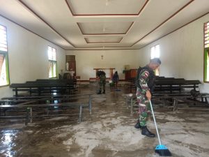 Pererat Silaturahmi, Satgas Pamtas Yonif 711/RKS Bersihkan Gereja Sawiyatami dan Berikan Bantuan Alkitab