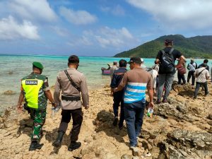 Babinsa Koramil 08/Pulau Laut Dampingi Tim Survei Bakamla RI Cek Lahan Pemasangan Alat Peringatan Dini di Natuna