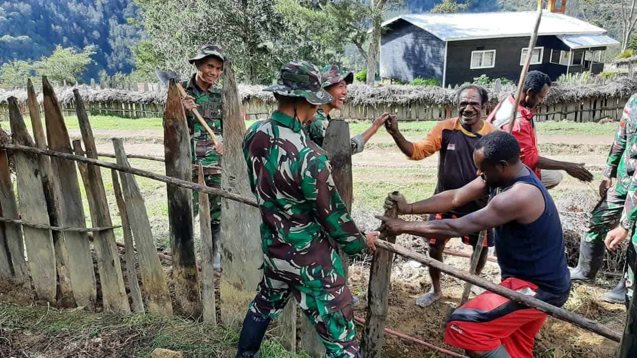Satgas Yonif MR 412 Bersama Warga Perbatasan Buat Pagar Kantor Distrik Balingga