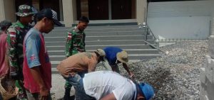 Satgas Kodim Maluku Yonarhanud 11/WBY Bersama Warga Sirisori, Gotong-Royong Bangun Fasilitas Masjid