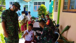 Satgas Kodim Maluku Utara Yonif Raider Khusus 732/Banau Berikan Vaksinasi Covid-19 Anak Usia 6-11 Tahun