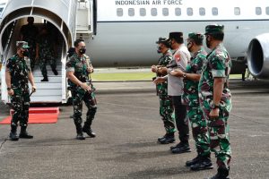 Transit di Makassar, Pangdam XIV/Hasanuddin Sambut Kedatangan Panglima TNI