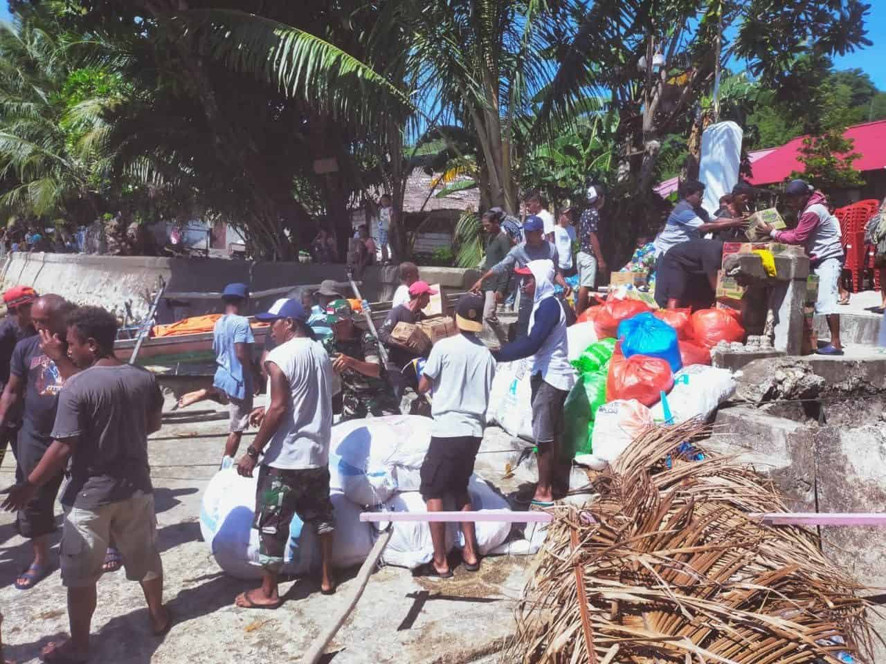 Pos Ramil Aboru Satgas Yonarhanud 11/WBY Bantu Distribusikan Sembako Pengungsi Desa Kariuw