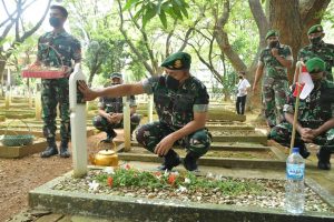 Jelang Sertijab Pangdam XIV/Hasanuddin, Mayjen TNI Andi Muhammad Ziarahi Makam Keluarga