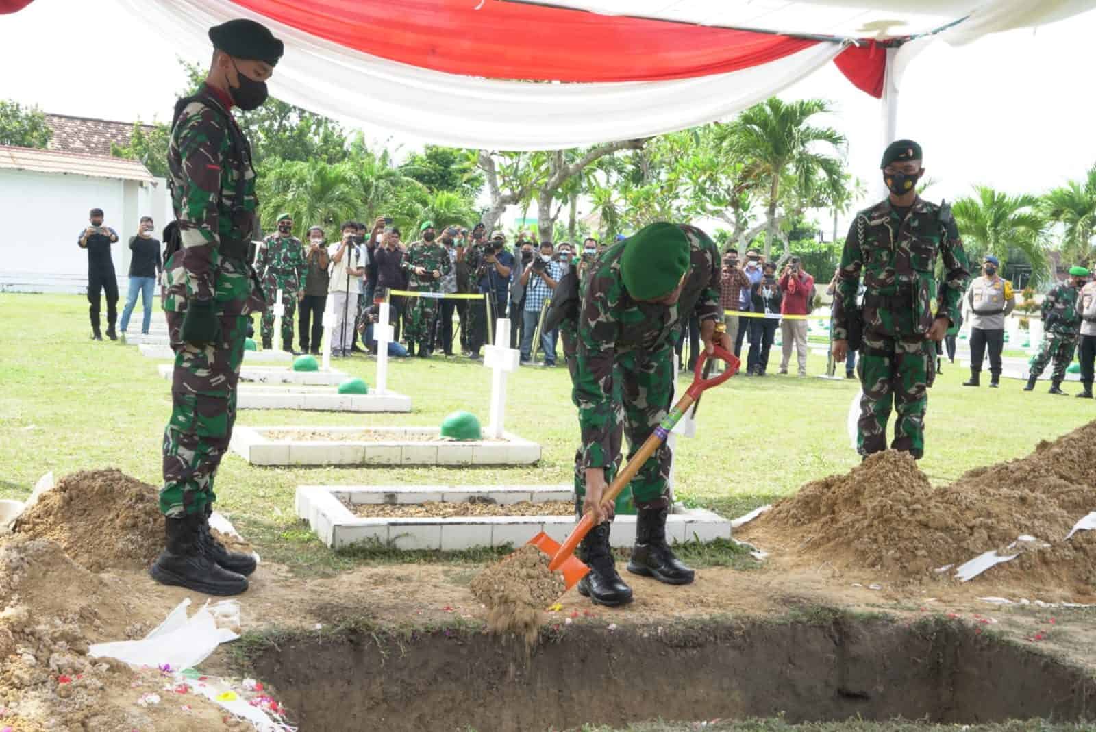 Pangdam II/Sriwijaya Pimpin Upacara Pemakaman Praka Anumerta Tumpal Halomoan Barasa, Prajurit TNI AD Asal Jambi Yang Gugur di Papua