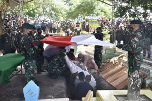 Wujud Penghormatan Prajurit Kusuma Bangsa, Pangdam XVI/Pattimura Pimpin Upacara Pemakaman Praka Anumerta Rahman Tomilawa