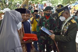 Wujud Penghormatan Prajurit Kusuma Bangsa, Pangdam XVI/Pattimura Pimpin Upacara Pemakaman Praka Anumerta Rahman Tomilawa