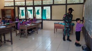 Cerdaskan Anak bangsa Anggota Satgas Yonif 144/JY Jadi Gadik Bahasa Indonesia di SDN Perbatasan