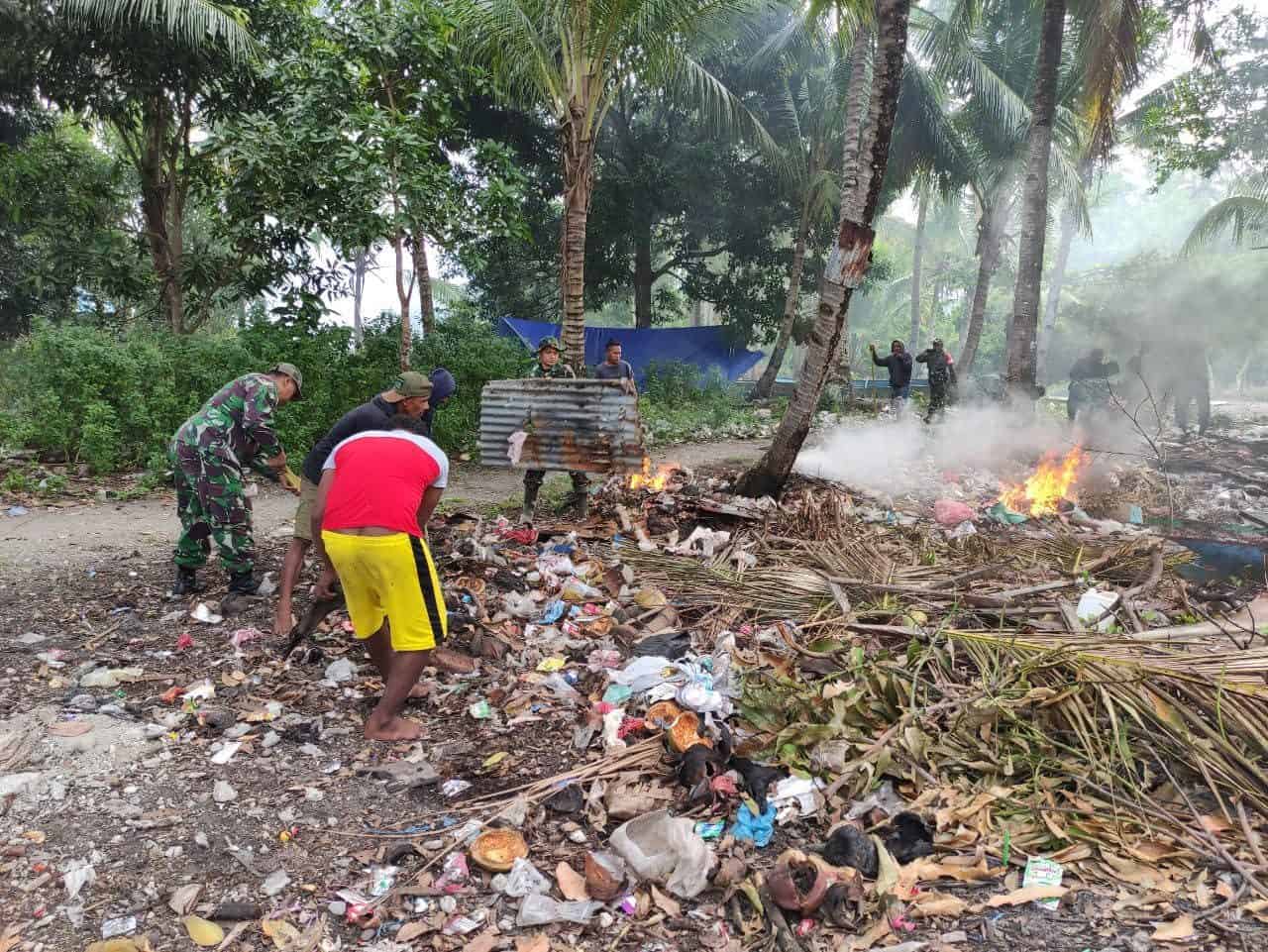Satgas Yonarhanud 11/EBY Karya Bakti Bersama Warga Desa Kamal Bersihkan Tempat Pembuangan Sampah