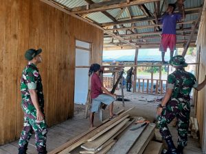Satgas Kodim Maluku Yonarhanud 11/WBY Bersama Warga Perbaiki Dermaga di Negeri Saleman