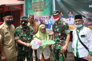 Dandim 0402/OKI Serahkan Hasil Bedah Rumah Nenek Siti Aminah