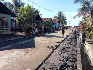 Satgas Kodim Maluku Utara Yonif RK 732/Banau Bersihkan Saluran Air Bersama Masyarakat