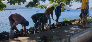 Peduli Lingkungan Satgas Kodim Maluku Utara Yonif RK 732/Banau Bersihkan Jalan di Tepian Laut