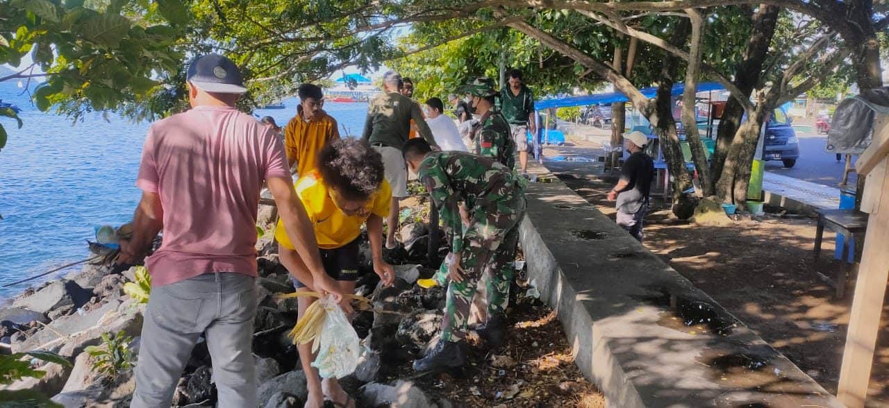 Peduli Lingkungan Satgas Kodim Maluku Utara Yonif RK 732/Banau Bersihkan Jalan di Tepian Laut