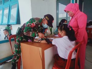 Anggota Satgas Yonif 144/JY Laksanakan Vaksinasi Anak Bersama Nakes Puskesmas di Perbatasan