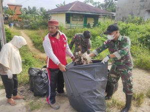 Wujudkan Kebersihan Lingkungan, Satgas Pamtas Yonif Mekanis 643/Wns Bersama Warga Gotong Royong di Desa Perbatasan.