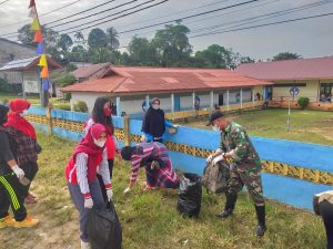 Wujudkan Kebersihan Lingkungan, Satgas Pamtas Yonif Mekanis 643/Wns Bersama Warga Gotong Royong di Desa Perbatasan.