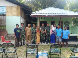 Satgas Yonarhanud 11/WBY Salurkan Bantuan Pangdam XVI/Pattimura Kepada Warga Korban Konflik di Pelauw