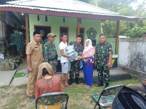 Satgas Yonarhanud 11/WBY Salurkan Bantuan Pangdam XVI/Pattimura Kepada Warga Korban Konflik di Pelauw