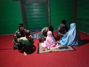 Satgas Kodim Maluku Utara Yonif RK 732/Banau Ajarkan Mengaji Kepada Anak-Anak