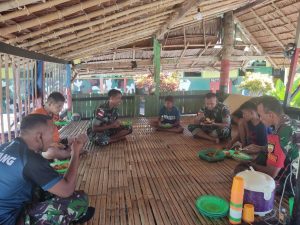 Anggota Satgas Yonarhanud 11/WBY Mengajak Masyarakat Dusun Aira Untuk Membuat Pagar SD Inpres Aira