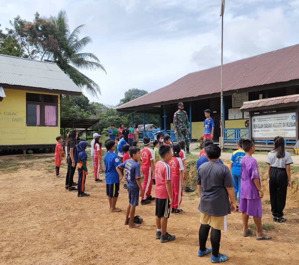 Tumbuhkan Kedisplinan Generasi Muda, Satgas Yonif 144/JY Ajarkan Peraturan Baris Berbaris di SDN 04 Perbatasan