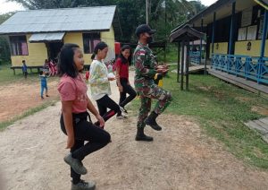 Tumbuhkan Kedisplinan Generasi Muda, Satgas Yonif 144/JY Ajarkan Peraturan Baris Berbaris di SDN 04 Perbatasan