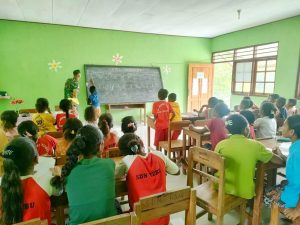 Bantu Mengajar, Satgas Yonif 743/PSY Bantu Cerdaskan Anak Bangsa Di Perrbatasan
