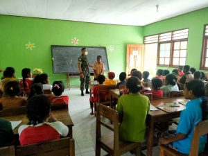 Bantu Mengajar, Satgas Yonif 743/PSY Bantu Cerdaskan Anak Bangsa Di Perrbatasan