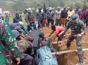 Satgas Yonif MR 412 Bantu Pemakaman Warga di Papua