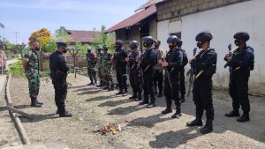 Minimalisasi Berita Hoax Yang Beredar, Satgas Kodim Maluku Yonarhanud 11/WBY Bersama Kepolisian Anjangsana ke Warga