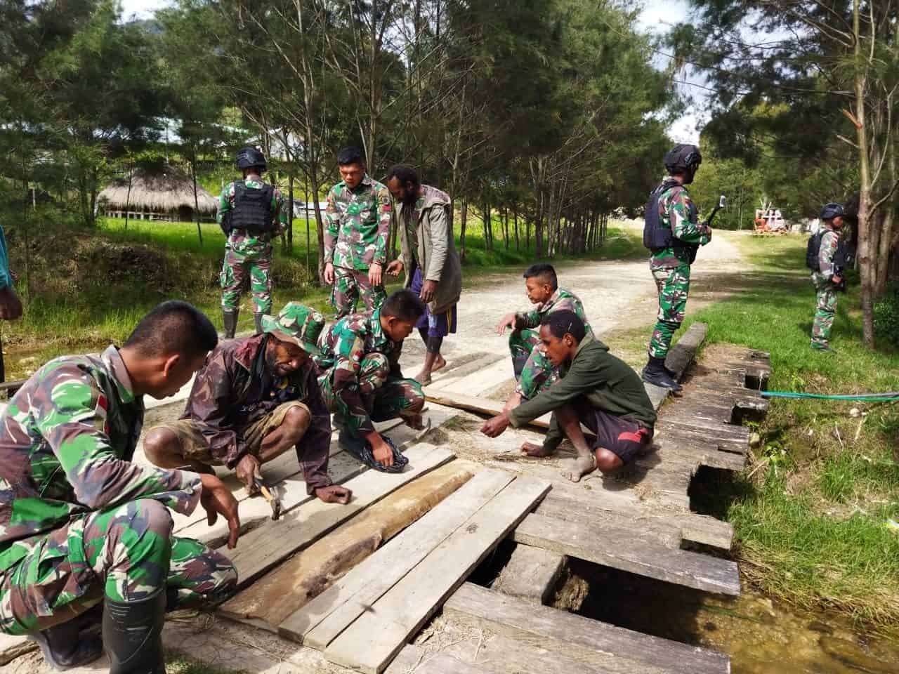 Satgas Yonif MR 412 Bersama Masyarakat Perbaiki Jembatan di Papua