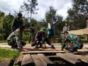 Satgas Yonif MR 412 Bersama Masyarakat Perbaiki Jembatan di Papua