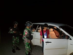 Jaga Stabilitas Keamanan, Personel Satgas Yonif 144/JY Gelar Sweeping Malam Hari di Perbatasan