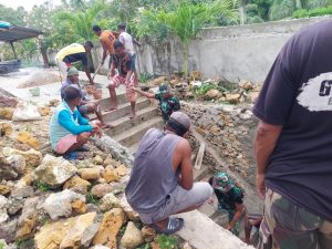 Wujud Toleransi Antar Umat Beragama, Satgas Kodim Maluku Yonarhanud 11/WBY Laksanakan Karya Bakti di Gereja Desa Tultrean