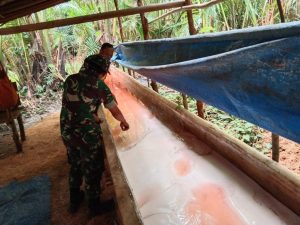 Belajar Mengolah Sagu, Satgas Kodim Maluku Yonarhanud 11/WBY Jalin Komsos di Negeri Itakawa