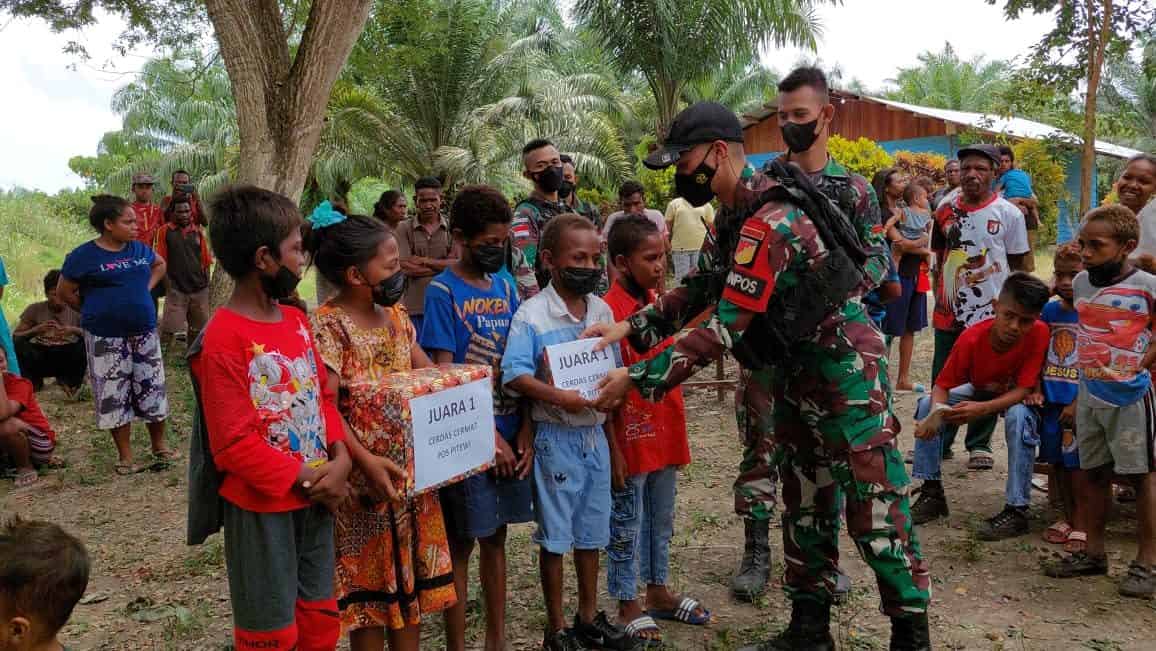 Cerdaskan Anak Bangsa, Anggota Satgas Pamtas RI-PNG Yonif 711/Raksatama Bantu Pengetahuan Melalui Permainan Cerdas Cermat