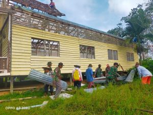 Satgas Yonif 144/JY Karya Bakti Rehab Gereja Bersama Warga di Perbatasan