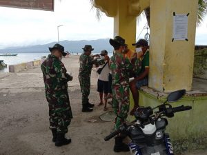 Satgas Kodim Maluku Yonarhanud 11/WBY Sosialisasikan Prokes dan Bagikan Masker di Pelabuhan Pelauw