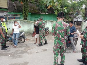 Satgas Kodim Maluku Yonarhanud 11/WBY Sosialisasikan Prokes dan Bagikan Masker di Pelabuhan Pelauw