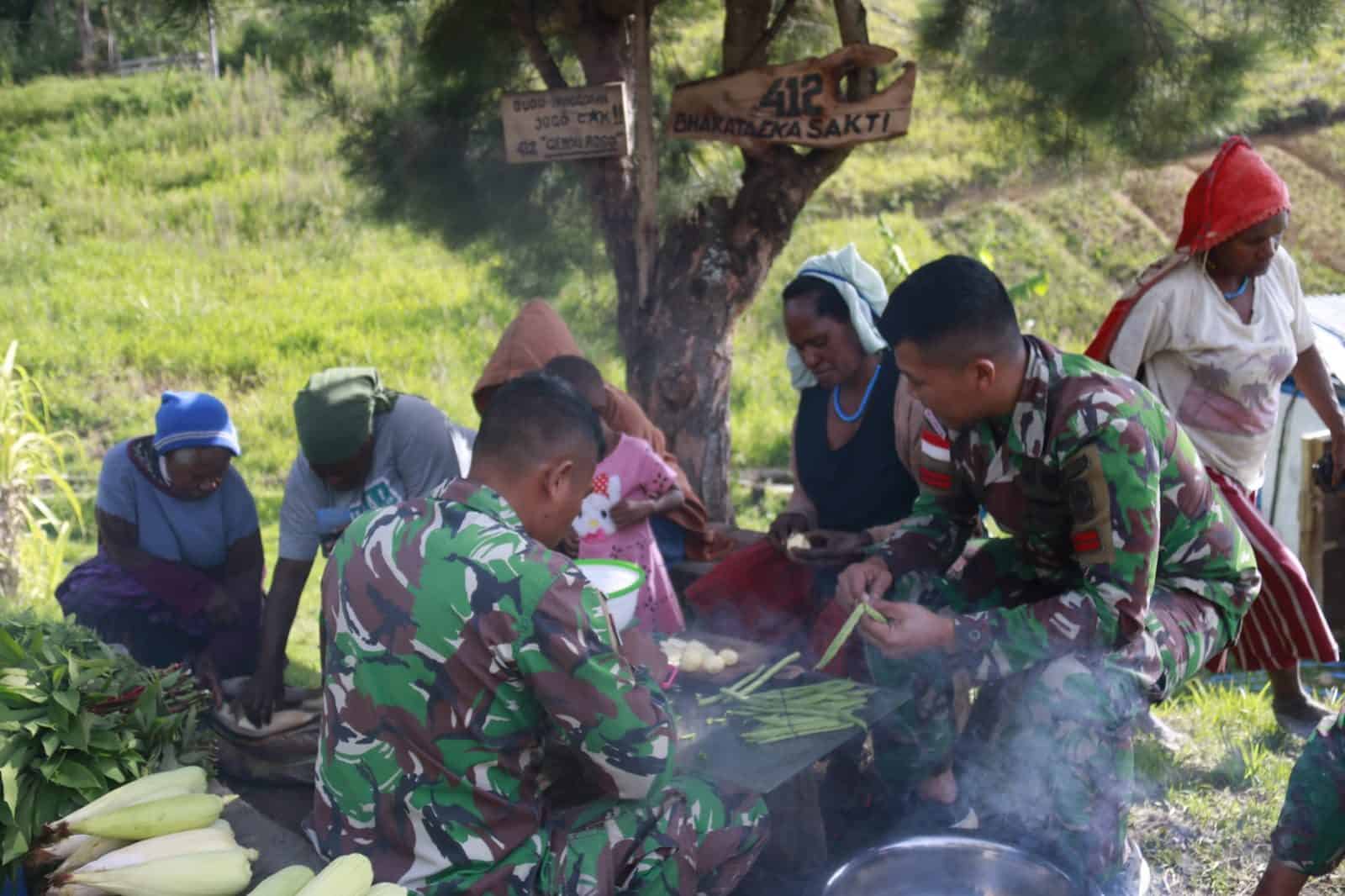 Indahnya Kebersamaan, Satgas Yonif MR 412 Masak dan Makan Bersama Mama-Mama Papua